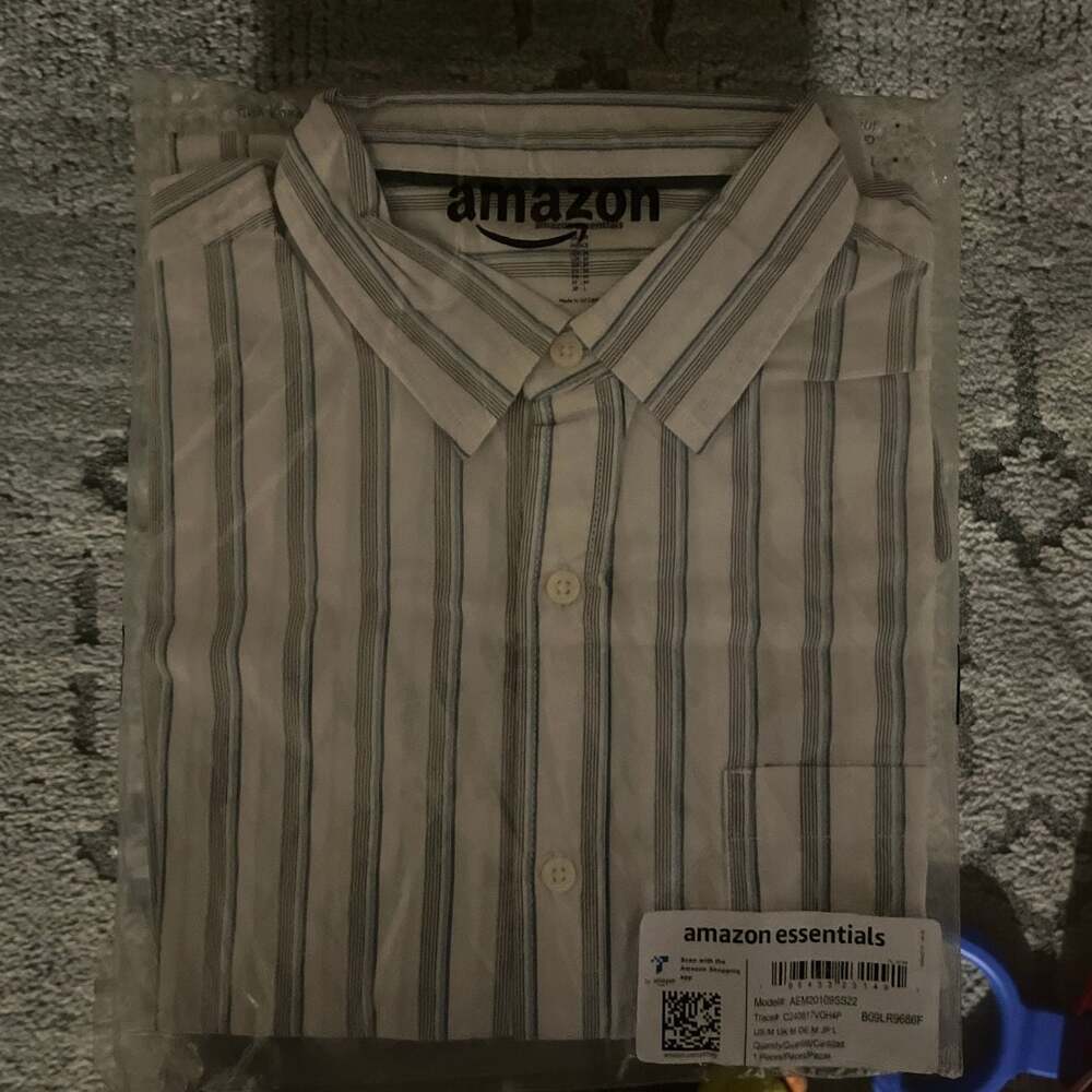 Amazon Essentials Men's Regular-Fit Stretch Poplin Short-Sleeve Shirt in Green a